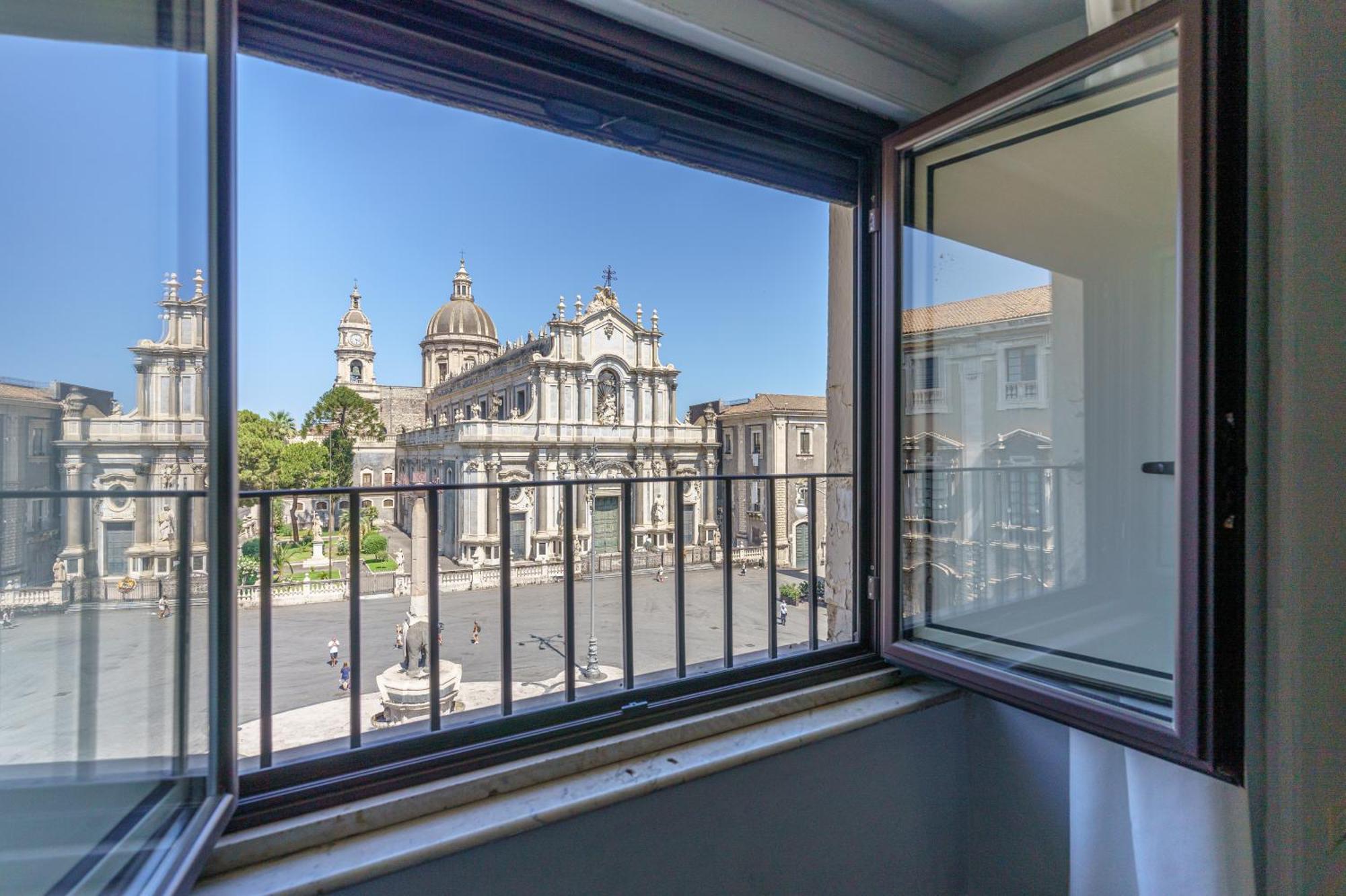 לינה וארוחת בוקר קטאניה La Finestra Sul Duomo מראה חיצוני תמונה