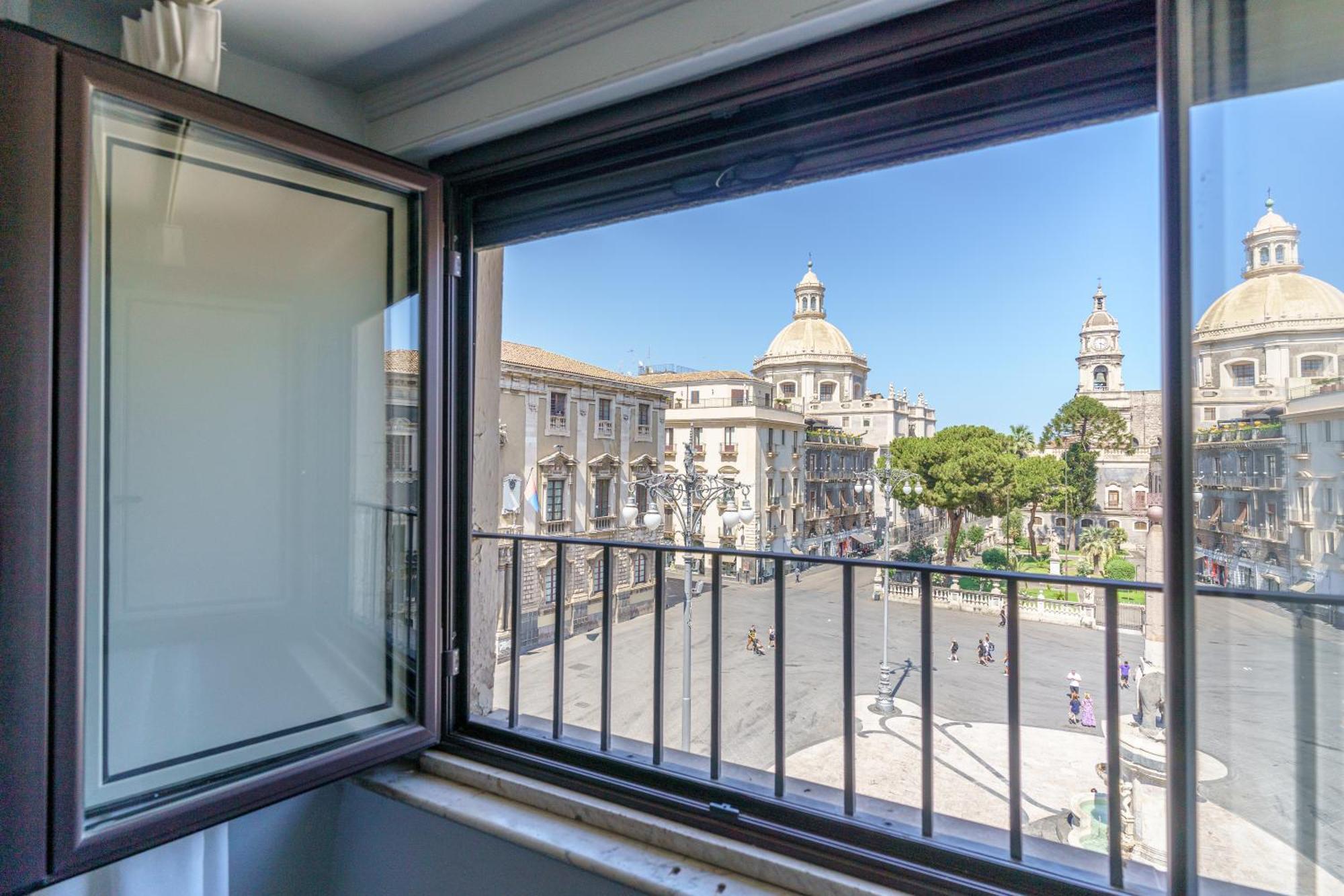 לינה וארוחת בוקר קטאניה La Finestra Sul Duomo מראה חיצוני תמונה
